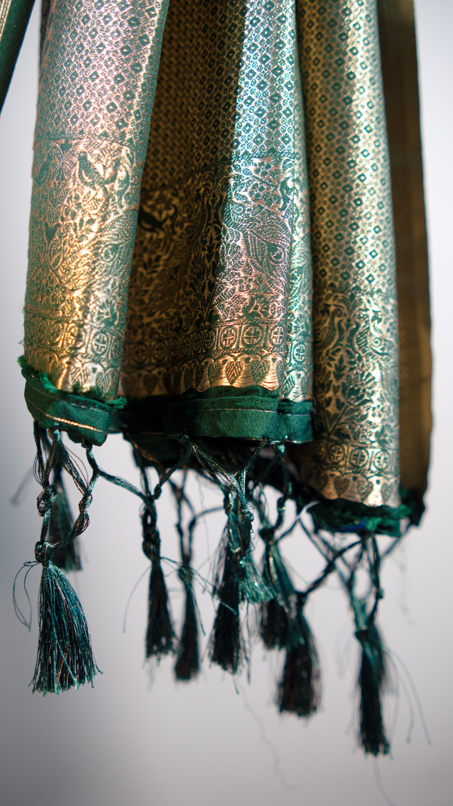 Crepe Silk Saree with Polka Dot Buti & Zari Border - Image 2